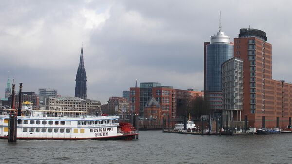 Гамбург. Вид на город со стороны гавани, архивное фото