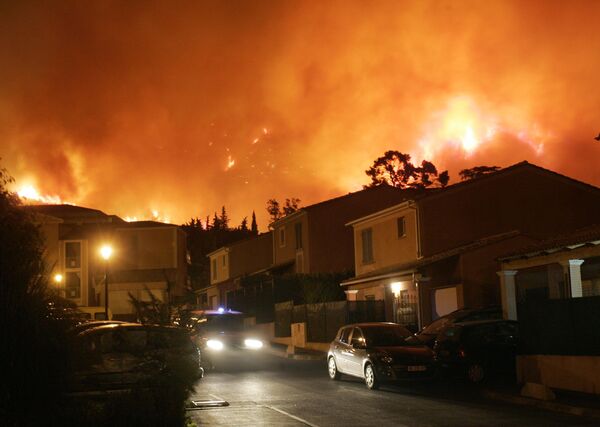 Сильнейший за последние три года пожар бушует на юге Франции