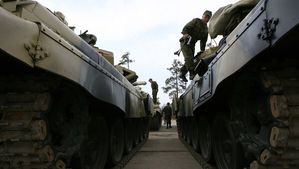 Подготовка военной техники к параду в военном городке в Екатеринбурге