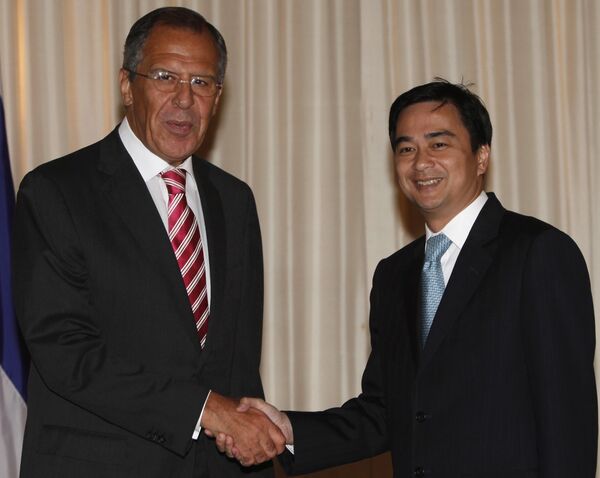 Таиладский премьер-министр Aпхисит Ветчачива и Министры иностранных дел России Сергей Лавров