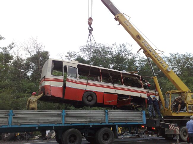 Разбор и погрузка обломков автобуса и масловоза