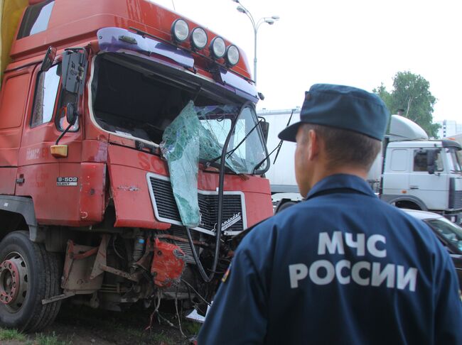 Фура протаранила рейсовый автобус на 29-м километре МКАД