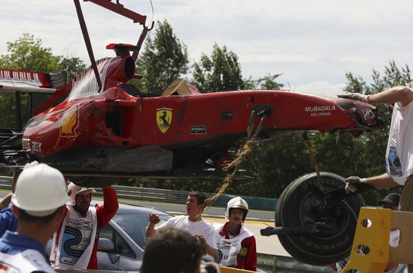 Пилот Феррари Фелипе Масса терпит аварию в ходе квалификации перед Гран-при Венгрии.