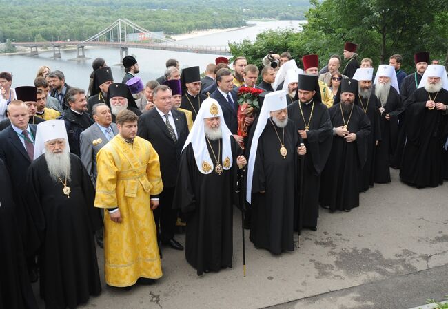 Патриарх Московский и всея Руси Кирилл и митрополит Киевский и Всея Украины Владимир. Архив