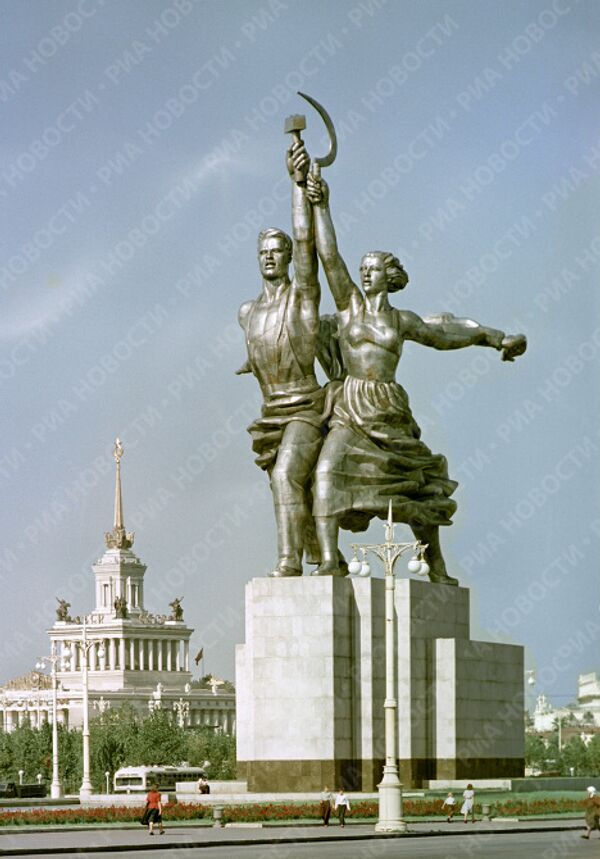 Скульптура Веры Мухиной Рабочий и колхозница в Москве