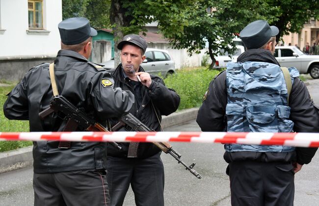 По предварительным данным, взрыв в центре Грозного в среду совершил террорист-смертник. Место происшествия полностью оцеплено.