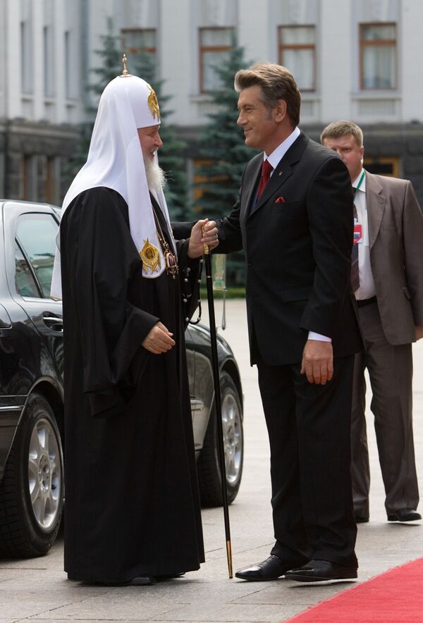 Ющенко поздравил патриарха Кирилла с днем рождения