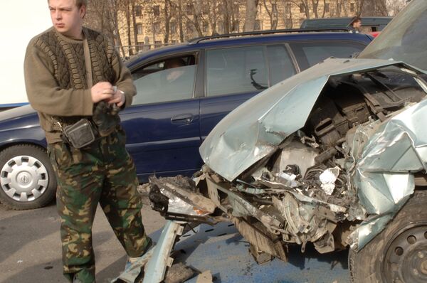 Внедорожник столкнулся с грузовиком в Москве, два человека погибли
