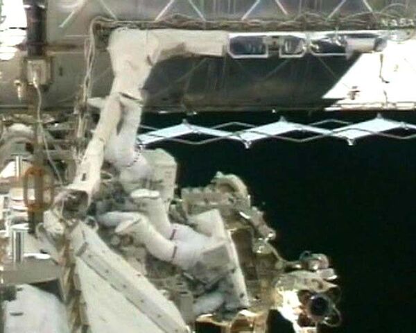 Пятый выход в открытый космос затянулся: астронавты увлеклись работой