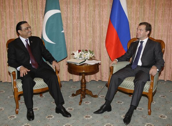 Президент России Дмитрий Медведев и президент Пакистана Асиф али Зардари. Архив