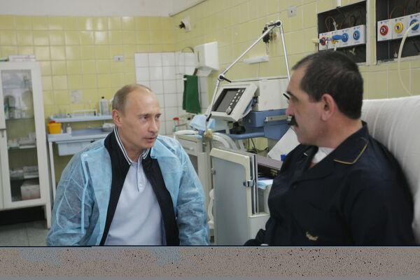 В.Путин посетил в больнице президента Ингушетии Юнус-Бек Евкурова