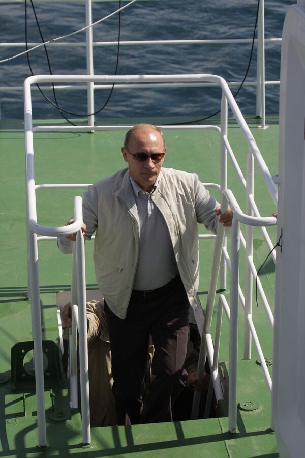 Премьер-министр РФ Владимир Путин посетил научное судно Метрополь