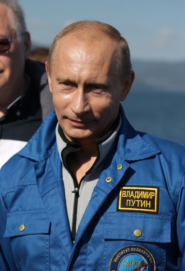 Премьер-министр РФ Владимир Путин совершил погружение на дно озера Байкал