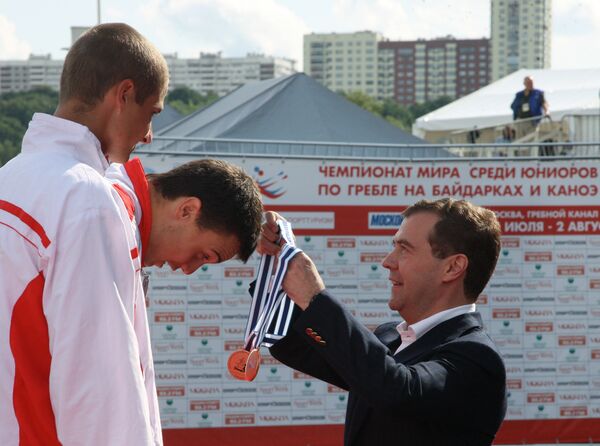 Дмитрий Медведев посетил соревнования Чемпионата мира среди юниоров по гребле на байдарках и каноэ
