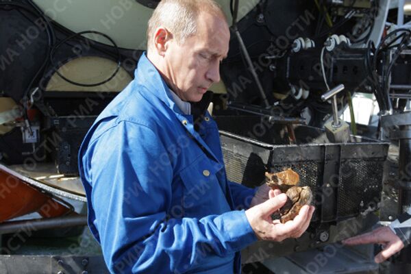 Погружение с головой: Путин совершил прогулку по дну Байкала