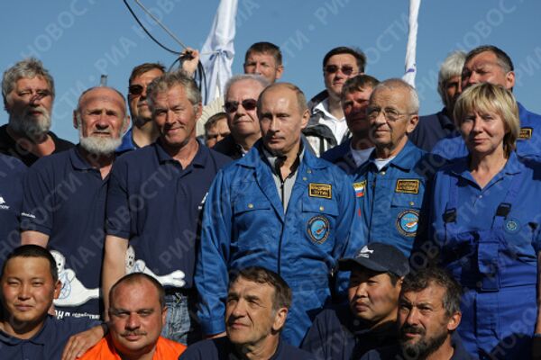 Погружение с головой: Путин совершил прогулку по дну Байкала