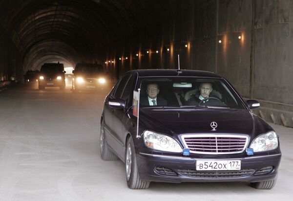Путин за рулем Мерседеса проехал по новой объездной дороги в Сочи