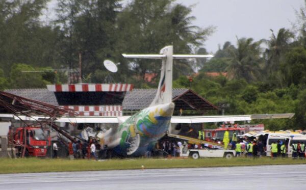 Пассажирский самолет авиакомпании Bangkok Airways в Таиланде врезался в старую вышку диспетчерской