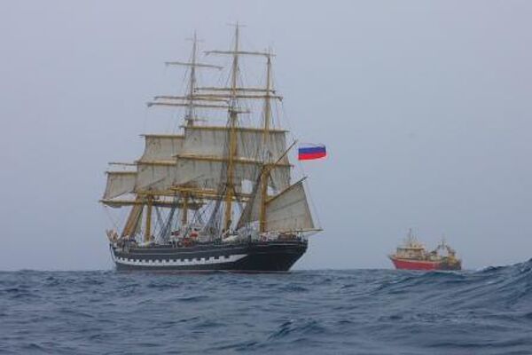 Курсанты учебно-парусного барка Балтийской государственной академии рыбопромыслового флота  (БГАРФ) «Крузенштерн»  совершили экскурсию на борт российского рыбопромыслового судна  и познакомились с условиями рыбной ловли в океане