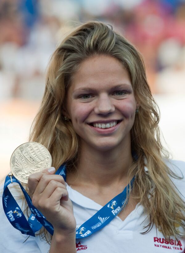 Юлия Ефимова завоевала первую для России золотую медаль в соревнованиях по плаванию