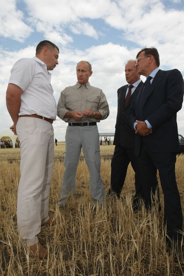 Председатель правительства РФ Владимир Путин во время посещения ООО Экспериментальное в Оренбурге
