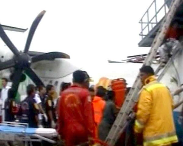 Самолет врезался в диспетчерскую вышку во время посадки