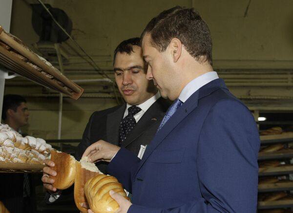 Президент России Дмитрий Медведев во время посещения Звенигородского хлебокомбината