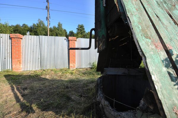 Артиллерийский снаряд попал в двор жилого дома в деревне Рассудово