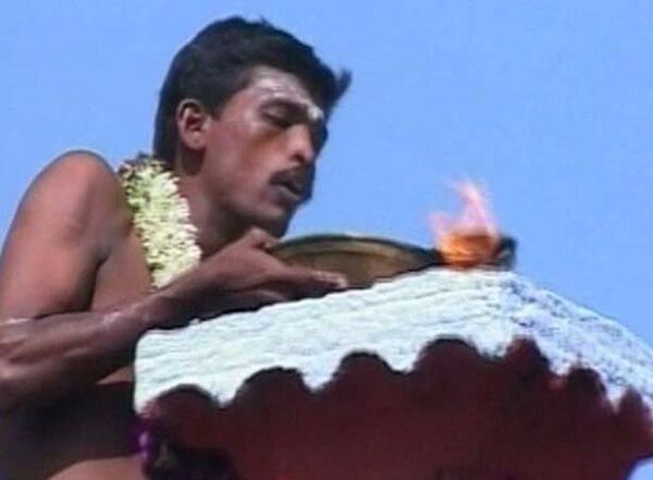 Индийцы разбивают о свои головы кокосы, прося счастья у богов