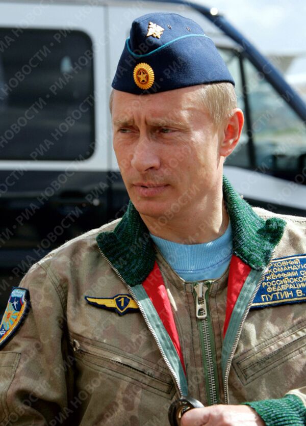 Путин на взлетном поле Чкаловского аэродрома