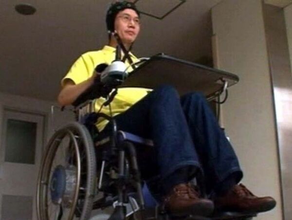 Инвалидную коляску, управляемую силой мысли, изобрели в Японии