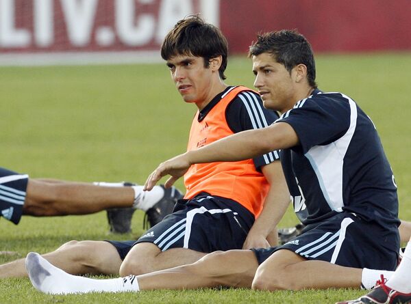 Футболисты Реала Рикардо Кака (слева) и Криштиану Роналду (справа)