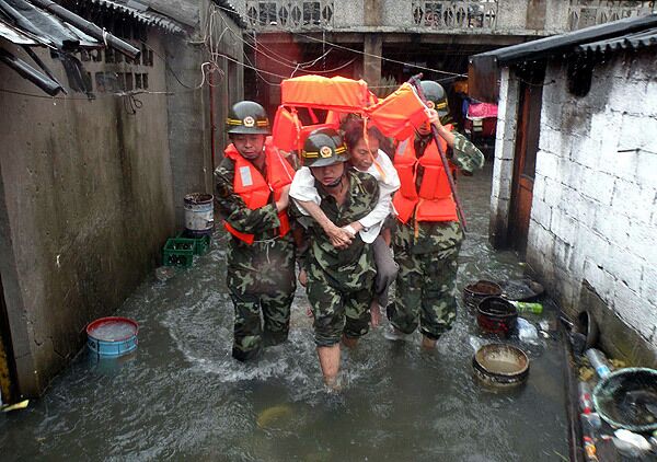 Военные спасли около 260 тайваньцев в районе схода оползня