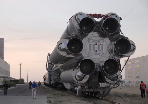Ракета Протон-М вывезена на техническую станцию космодрома Байконур. Архив