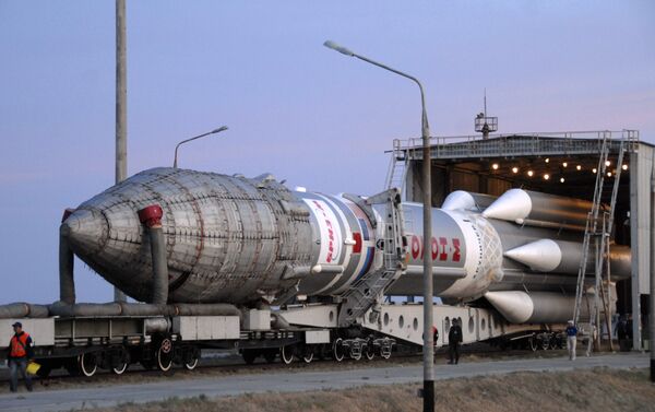 Ракета Протон-М вывезена на техническую станцию космодрома Байконур. Архив