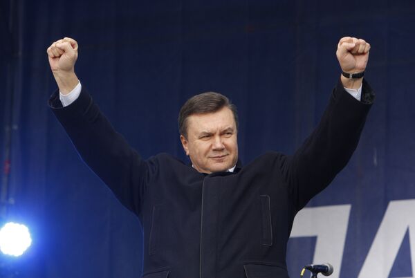 Виктор Янукович на акции протеста Скажи кризису – стоп!