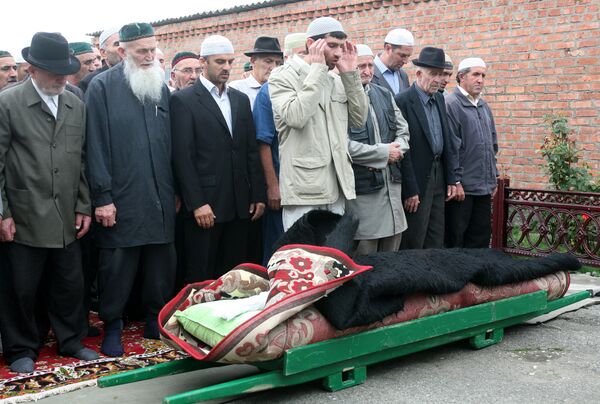 Похороны руководителя организации Спасем поколение З.Садулаевой, убитой в Заводском районе Грозного