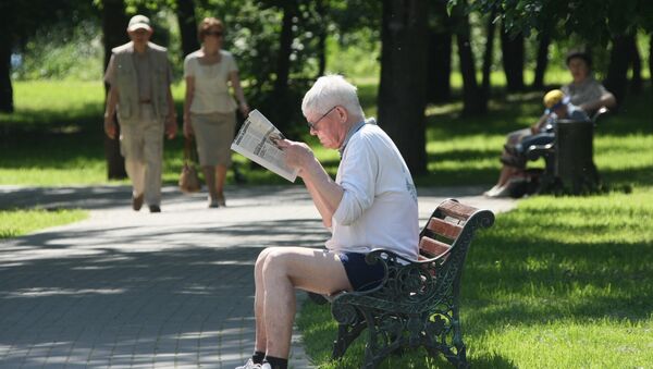Отдых горожан в Воронцовском парке в Москве