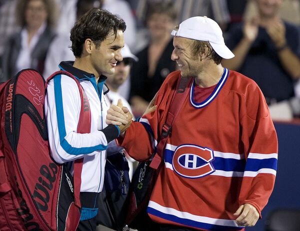 Швейцарец Роджер Федерер (слева) и канадец Фредерик Нимайер