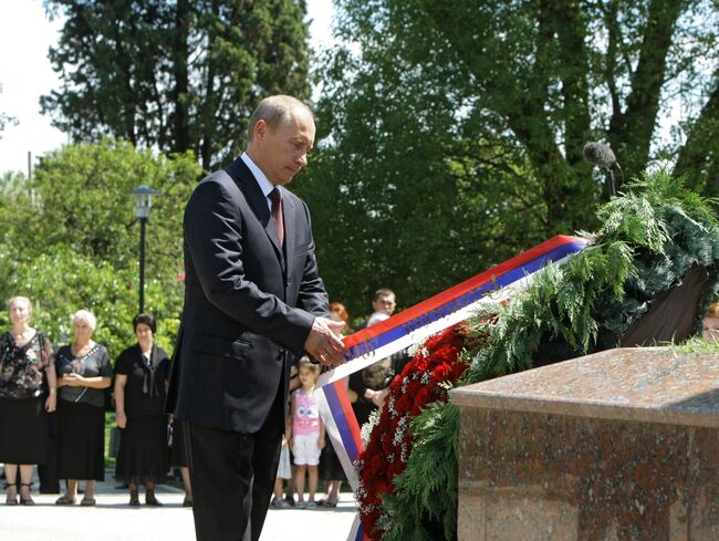 Премьер-министр РФ В.Путин возложил венок к памятнику павшим