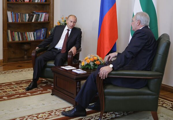 Премьер-министр РФ В.Путин и президент Абхазии Сергей Багапш во время встречи в Сухуми