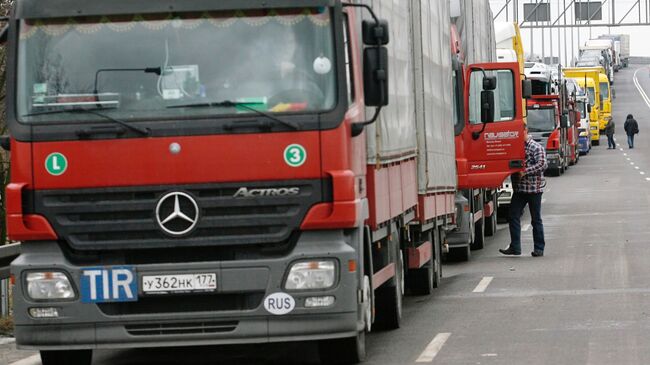Очереди из грузовиков перед таможней 
