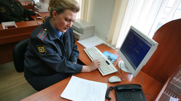 Сотрудница Федеральной миграционной службы России обрабатывает анкетные данные