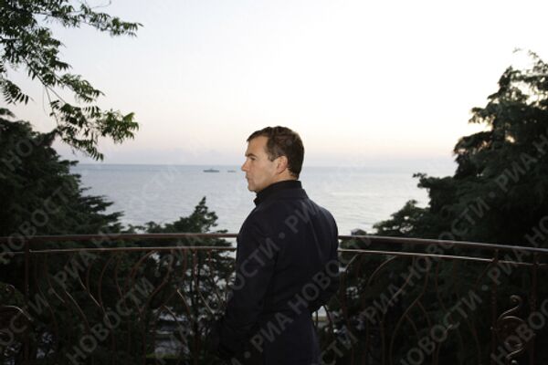 Президент РФ Дмитрий Медведев во время записи нового видеобращения