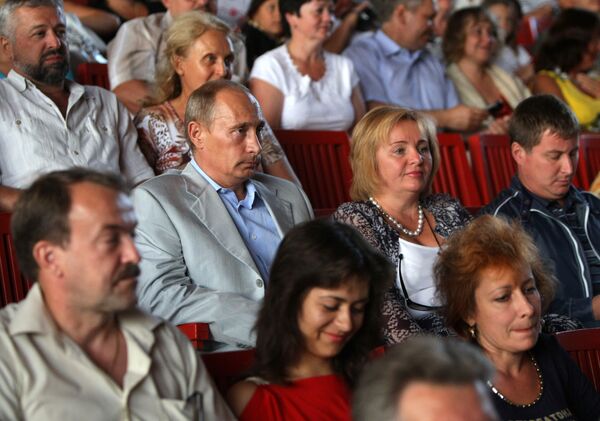 Премьер-министр РФ Владимир Путин с супругой посетили в Сочи концерт Ларисы Долиной