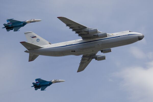 Стратегический военно-транспортный самолет Ан-124 Руслан в сопровождении двух истребителей Су-27