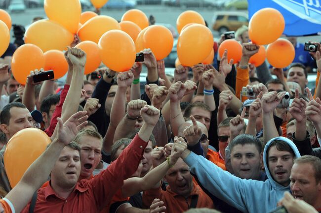 Футбольные болельщики Зенита во время проводов бывшего главного тренера голландца Дика Адвокаата