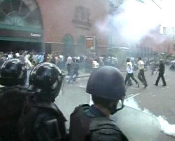 Полицейские разгоняют демонстрантов слезоточивым газом в Венесуэле