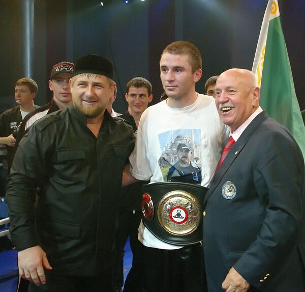 Российский боксер З.Байсангуров одержал победу в поединке с американцем Э. Альбертом