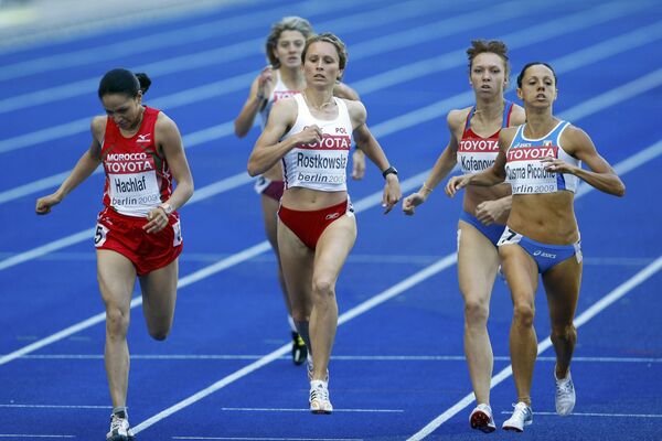 Анна Ростовска (слева направо) финиширует вместе с россиянкой Еленой Кофановой и итальянкой Кусмой Пиччионе 